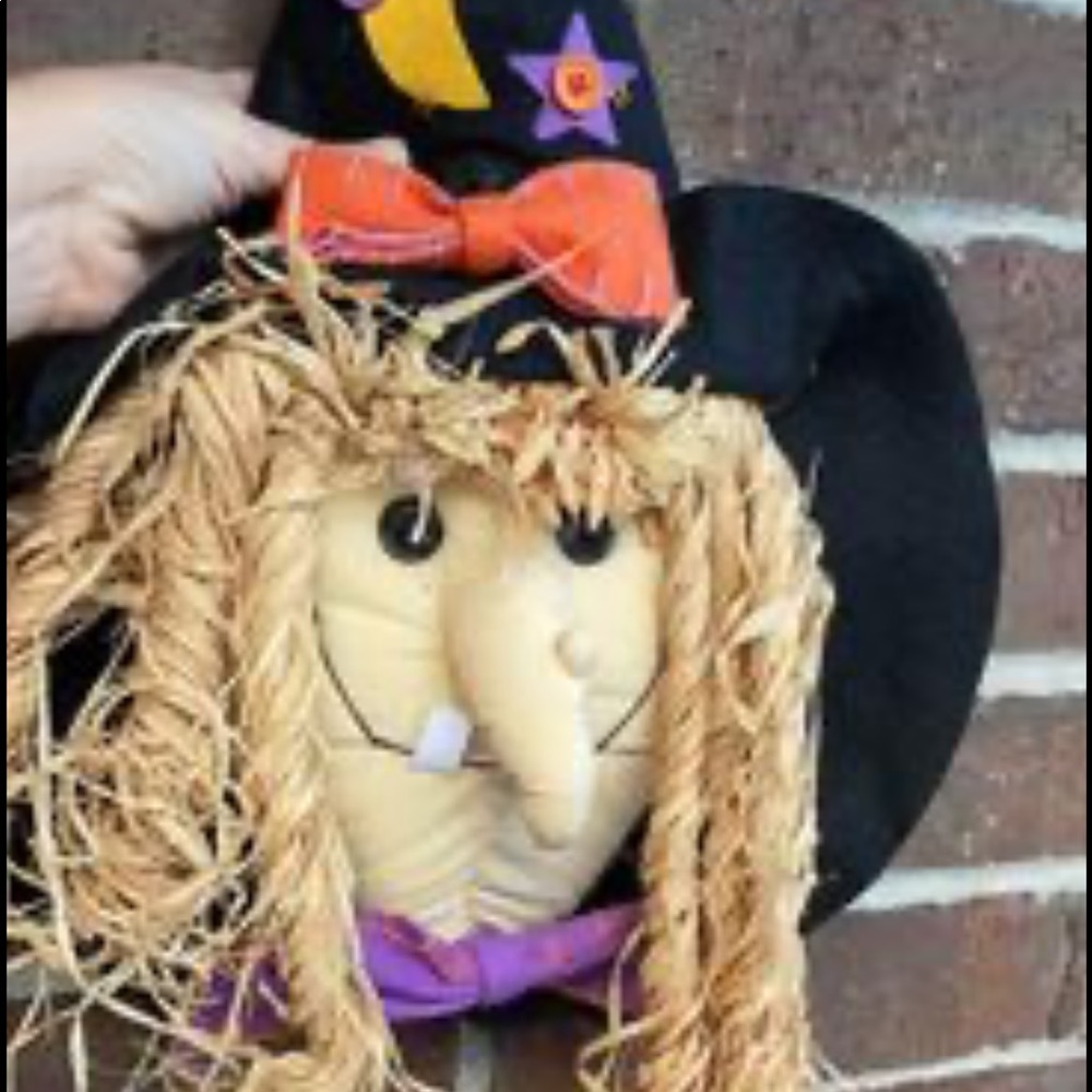 Screaming Halloween Witch like new condition Holiday Decor battery operated